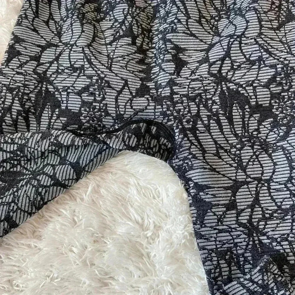 Fabletics] Sebastian Seamless Floral Leggings - Picture 5 of 10